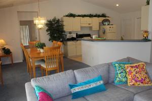 een woonkamer met een bank en een tafel en een keuken bij Villa Mourik in Inverness