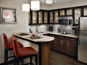 Kuchyň nebo kuchyňský kout v ubytování Staybridge Suites Plano - The Colony by IHG