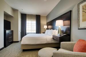 Postel nebo postele na pokoji v ubytování Staybridge Suites Plano - The Colony by IHG
