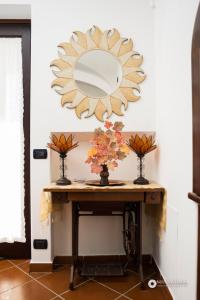 ポジターノにあるEstate4home - Namily houseの花のテーブルの上の壁掛け鏡