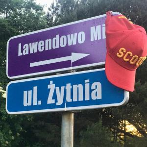 a street sign with a red hat on top of it at Apartamenty Lawendowo Mi Raz Dwa Trzy in Kopalino