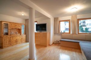 TV a/nebo společenská místnost v ubytování Landhaus Kalvarienberg