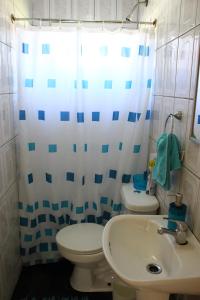 bagno con servizi igienici e lavandino di HOSTAL COLLAO a Concepción