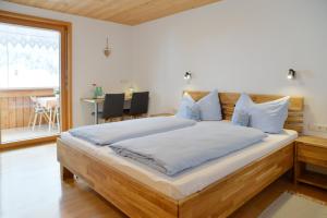 Posteľ alebo postele v izbe v ubytovaní Pension Haus Romy