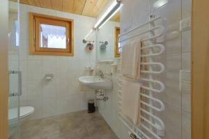 Kúpeľňa v ubytovaní Pension Haus Romy