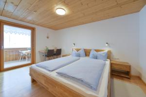 Posteľ alebo postele v izbe v ubytovaní Pension Haus Romy