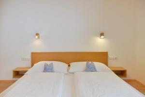 Posteľ alebo postele v izbe v ubytovaní Pension Haus Romy