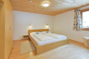 Posteľ alebo postele v izbe v ubytovaní Pension Haus Romy
