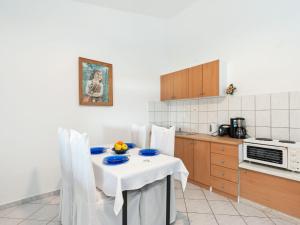 Kuchyň nebo kuchyňský kout v ubytování Holiday Home in Jasenice near Maslenica Beach