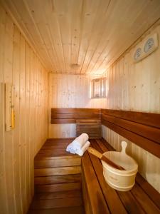 uma sauna com banheira e um lavatório em Ostoja Bukowinki - Peniński Las em Jaworki