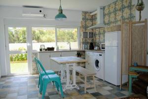 een keuken met een tafel en stoelen in een kamer bij Arabias Loft Caños de Meca in Los Caños de Meca