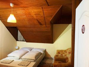 En eller flere senge i et værelse på Koloska apartmanház