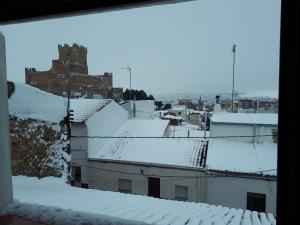 vistas a una ciudad cubierta de nieve en Vivienda Turistica La Arracada en Villena