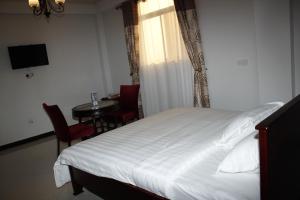 Postel nebo postele na pokoji v ubytování Kenlon Hotel Kampala