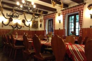 En restaurant eller et andet spisested på Koloska apartmanház + 45 billeder