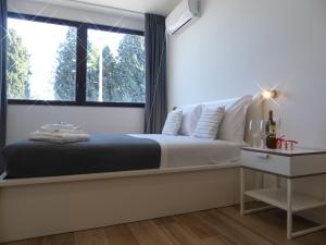 een slaapkamer met een groot bed en een raam bij Agriturismo Tenuta Bettozza in Sasso Marconi