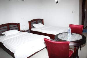 Postel nebo postele na pokoji v ubytování Kenlon Hotel Kampala