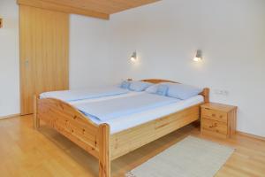 Posteľ alebo postele v izbe v ubytovaní Pension Haus Romy