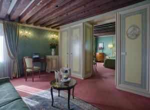 A television and/or entertainment centre at Locanda Vivaldi