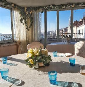 a table with a flower arrangement on top of a room at Locanda Vivaldi in Venice