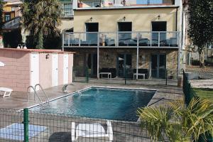 阿爾蘇阿的住宿－Casa Costoya，大楼前带游泳池的房子