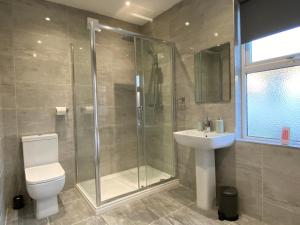 Un baño con ducha, inodoro y lavabo. en Heaton Park Road Professional Lets, en Newcastle