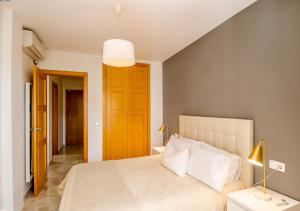 Postel nebo postele na pokoji v ubytování Nuestra Cala Azul - 1 Bedroom apartment in La Cala de Mijas - Sea view - South-west oriented + 10 fotografií