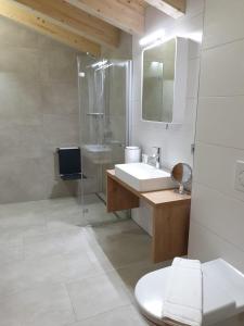 Phòng tắm tại Landhaus Moosbrugger