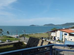 佛羅安那波里的住宿－Residencial Praia Mar，阳台享有海景。
