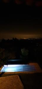 Nachtansicht eines Gebäudes mit blauen Lichtern in der Unterkunft AltaVista in Vitorino dos Piães