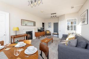 una sala de estar con un sofá y una mesa en Abbey View, en Bath