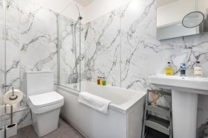Un baño con un inodoro blanco y un lavabo. en Abbey View, en Bath