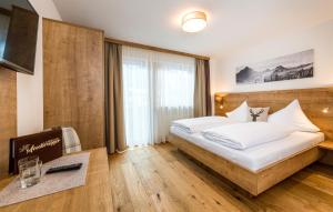 Giường trong phòng chung tại Landhaus Moosbrugger