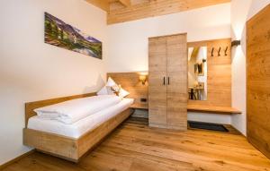 Giường trong phòng chung tại Landhaus Moosbrugger