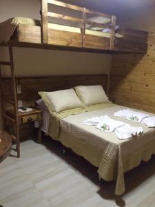 1 dormitorio con litera y toallas en Cabana Frio da Serra, en Urubici