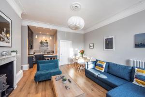 sala de estar con sofá azul y mesa en Park View Ground Floor 1 Bed Apt, en Bath
