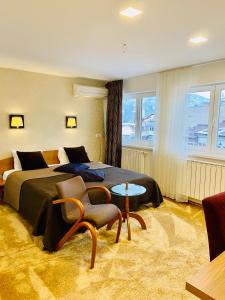 um quarto de hotel com uma cama, uma mesa e cadeiras em Halvat Guesthouse em Sarajevo