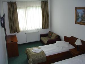 Een bed of bedden in een kamer bij Panorama Hotel