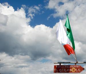 a green and white flag on top of a building at Bed and Breakfast Il Girasole in Lamporecchio