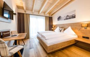 Giường trong phòng chung tại Landhaus Moosbrugger