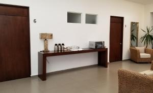 Cette chambre comprend un bureau avec une lampe et une chaise. dans l'établissement Hotel Parga, à Aguascalientes