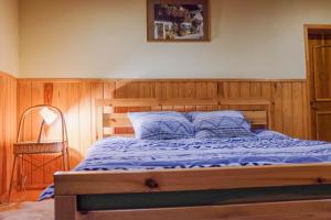 Ένα ή περισσότερα κρεβάτια σε δωμάτιο στο Viesu nams Jaunzilakši