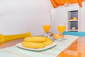 una mesa con un plato de plátanos y dos vasos de zumo de naranja en Historical Old City Paradise en Dubrovnik