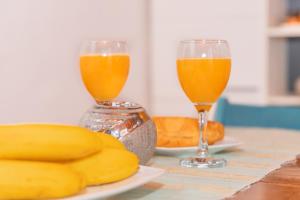 dos vasos de zumo de naranja y plátanos en una mesa en Historical Old City Paradise, en Dubrovnik
