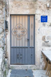 una puerta con una puerta de metal en el lateral de un edificio en Historical Old City Paradise en Dubrovnik