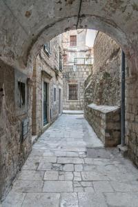 un callejón en un antiguo edificio de piedra con un arco en Historical Old City Paradise en Dubrovnik