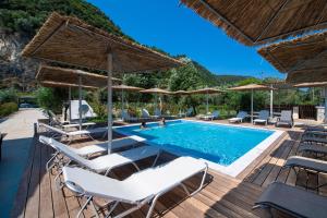 The swimming pool at or close to Kastro Maistro