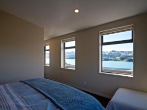 Кровать или кровати в номере Kotare Point Paradise - Akaroa Holiday Home