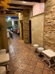 un couloir avec des tables et des bancs dans un bâtiment dans l'établissement Hotel Juan Carlos I, à Villarrobledo