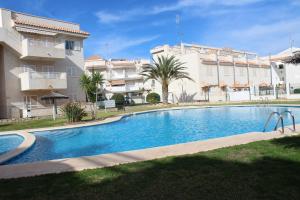 a large swimming pool in front of a building at Ático de Josetxu in Águilas